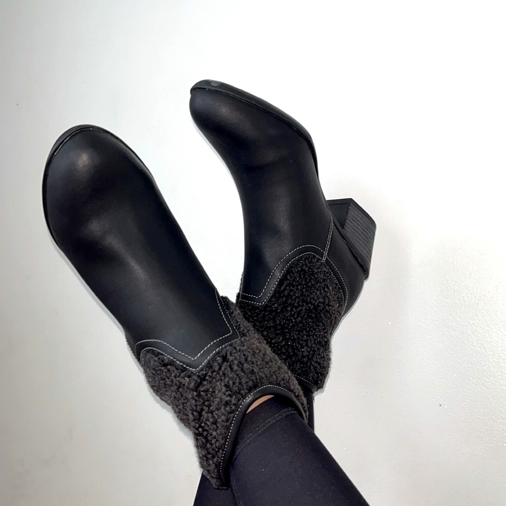 Fuzzy Winter Sporto Black Woman’s Boots 9.5